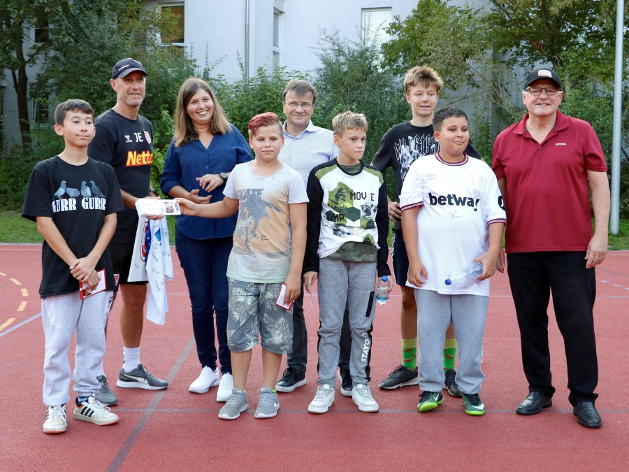 Trainer des SSV Jahn Joe Enochs begeistert Kinder in St. Vincent